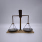 81775 Bilancia vintage con base in pietra