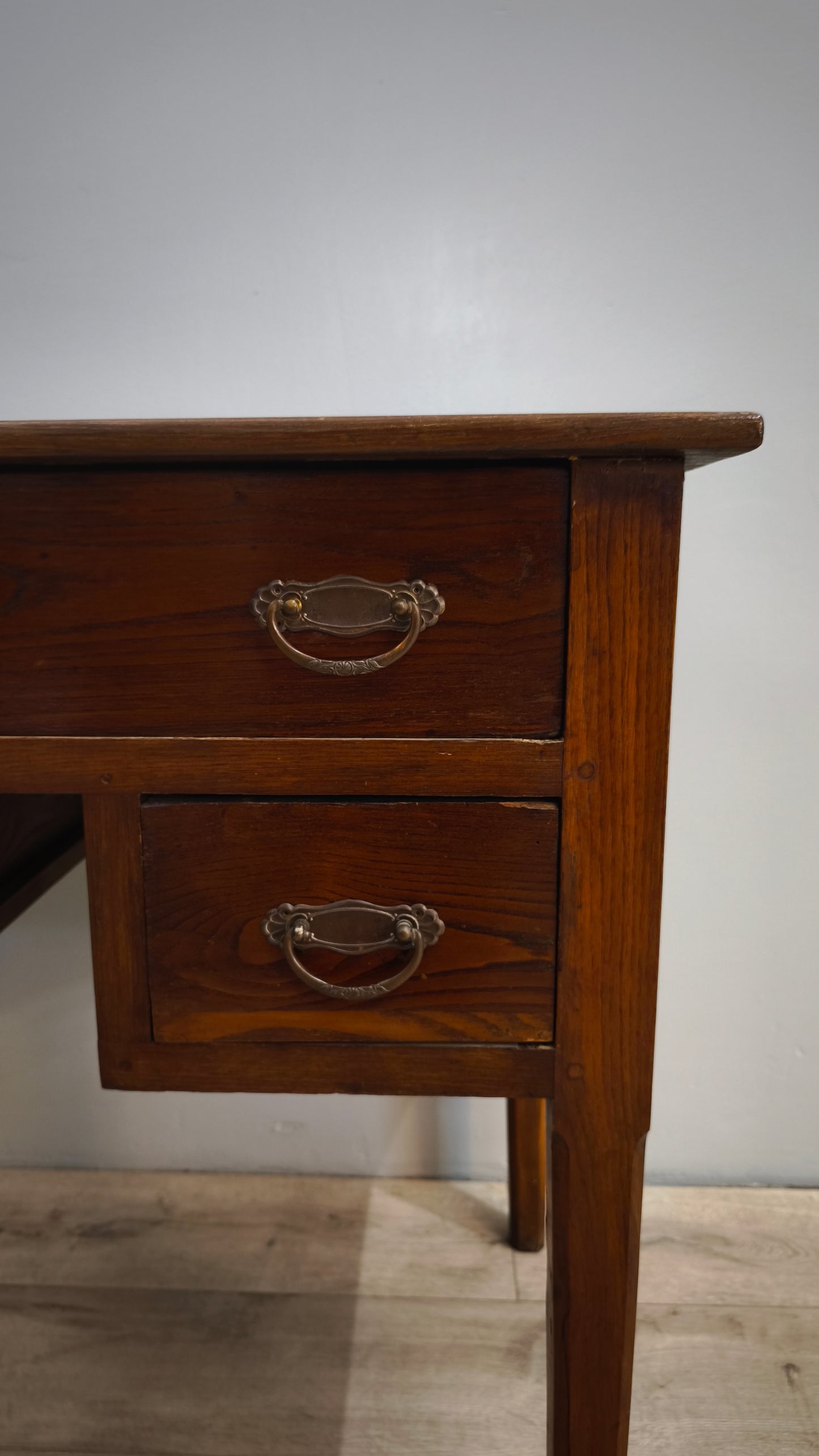 81688 Scrivania in legno massello di castagno