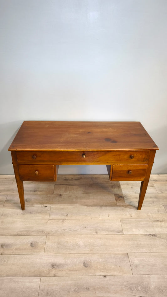 81813 Scrivania in legno massello con tre cassetti