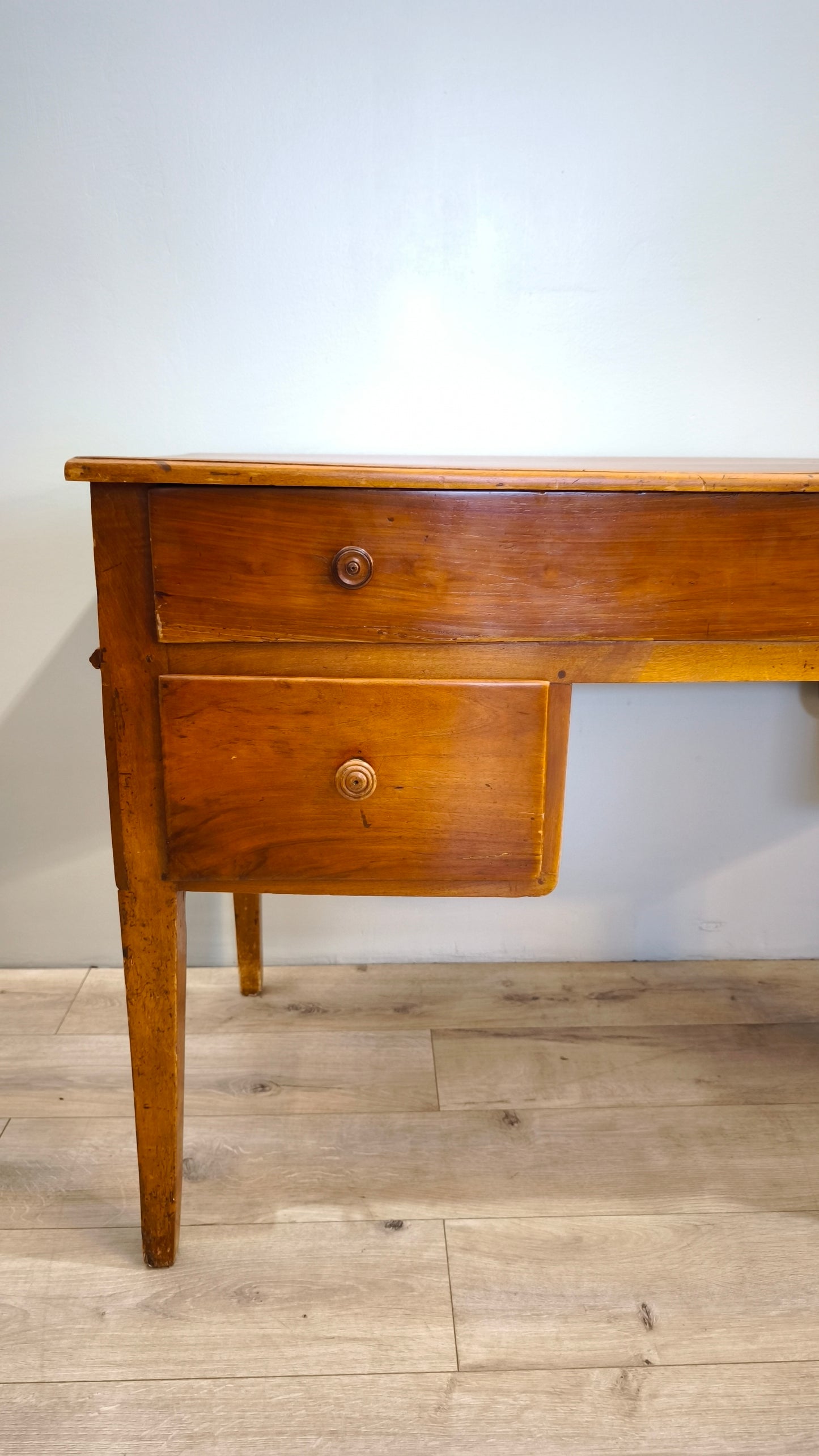 81813 Scrivania in legno massello con tre cassetti