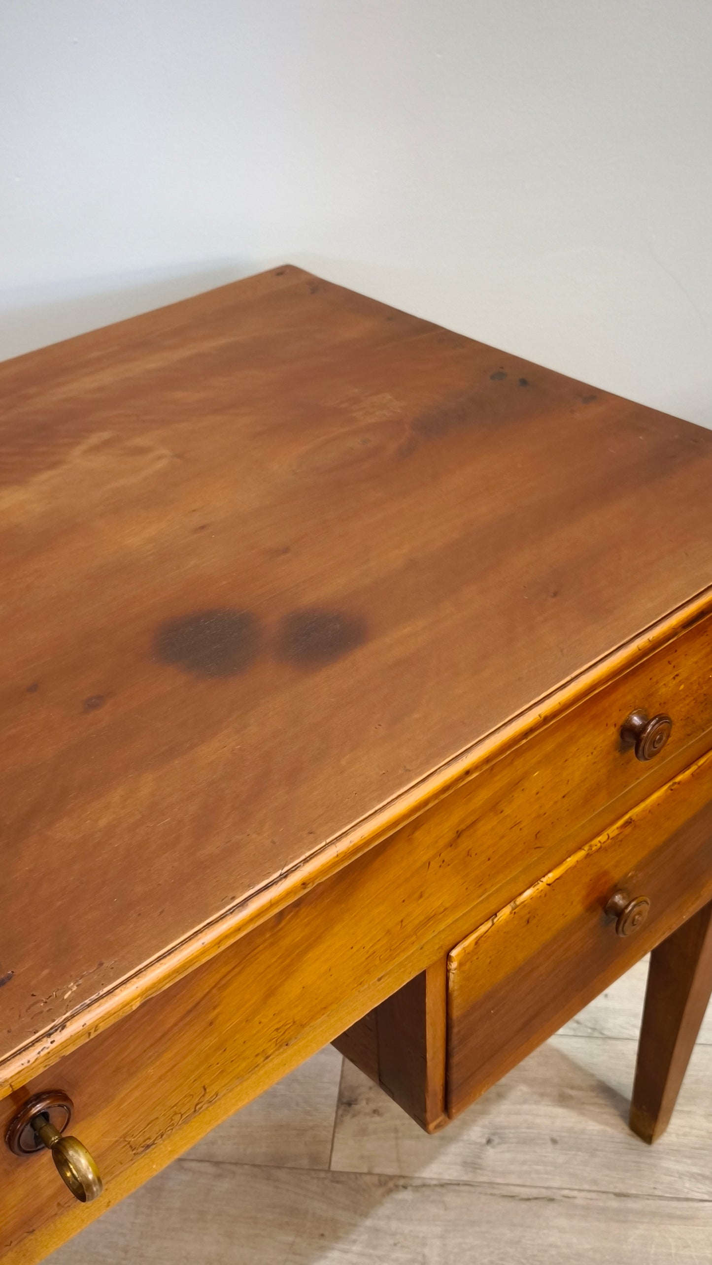 81813 Scrivania in legno massello con tre cassetti