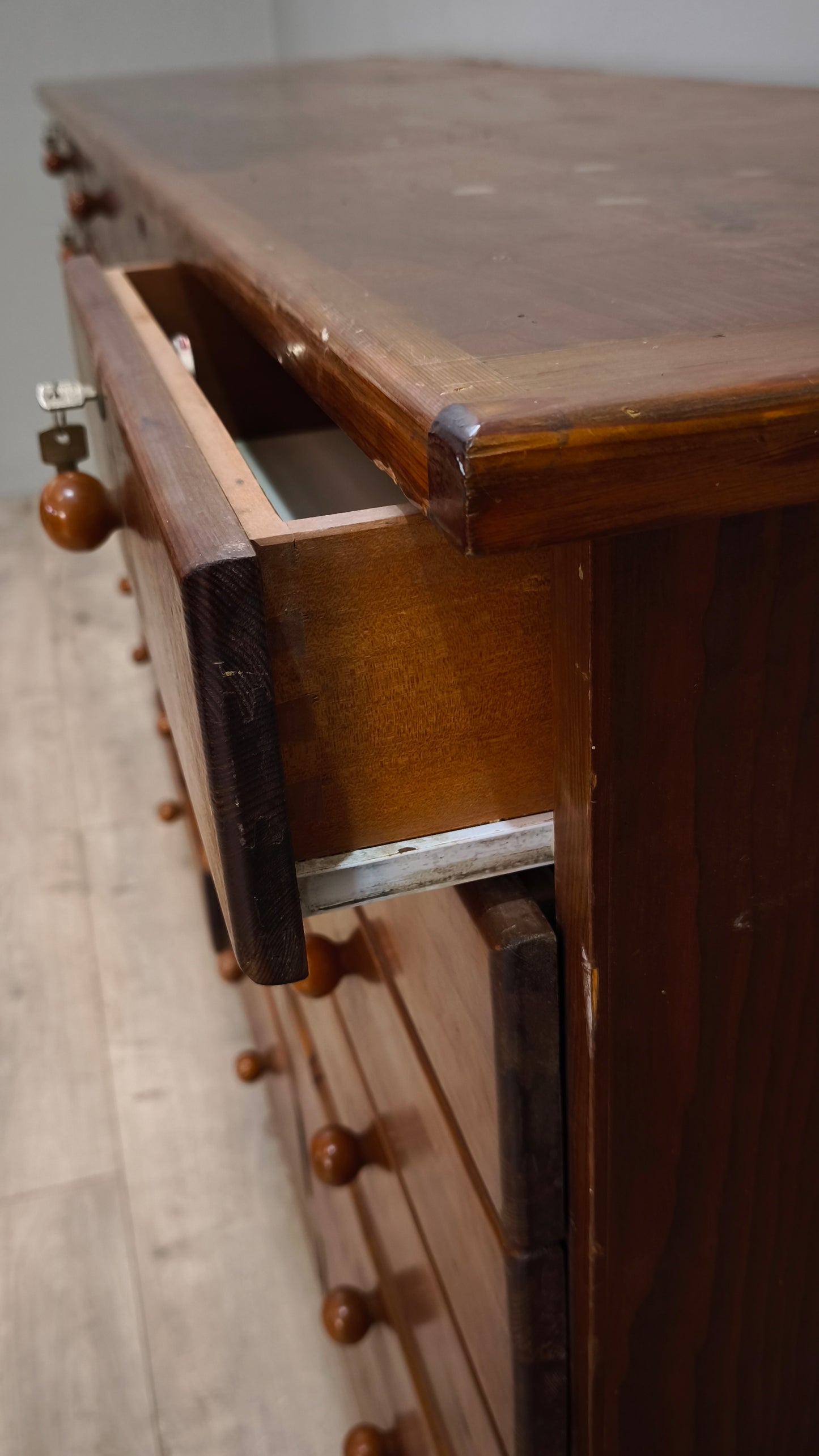 82112 Grande cassettiera in legno 28 cassetti
