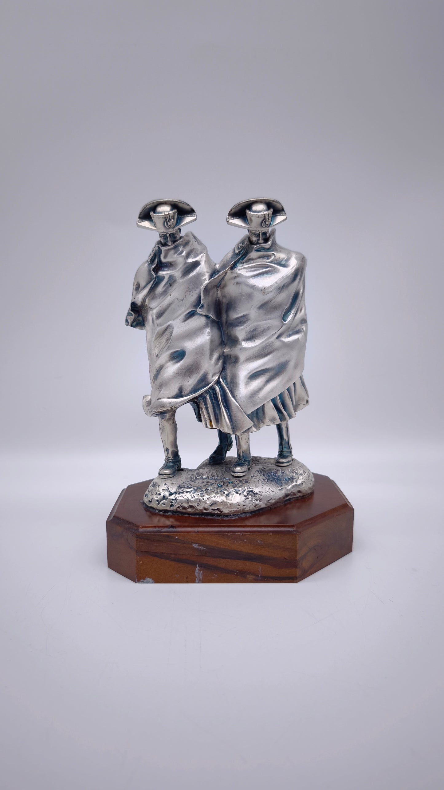 82011 Statua Carabinieri nella tormenta, di A. Berti
