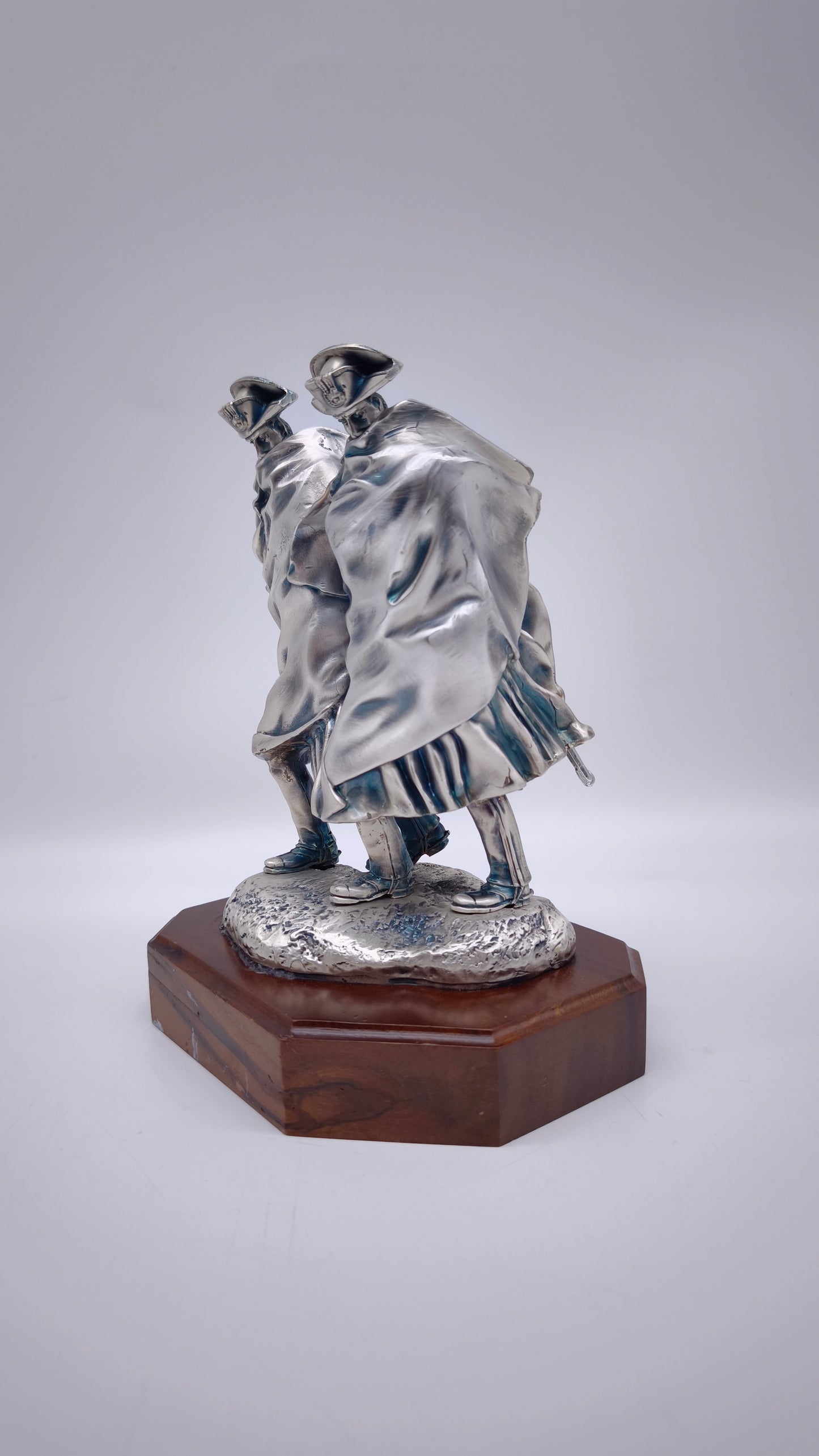 82011 Statua Carabinieri nella tormenta, di A. Berti