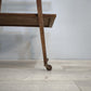 82473 Carrello vintage in legno con piano in vetro