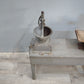 82404 Banchetto vintage in legno con macinino e grattuggia