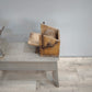 82404 Banchetto vintage in legno con macinino e grattuggia
