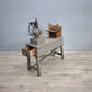 82404 Banchetto vintage in legno con macinino e grattuggia