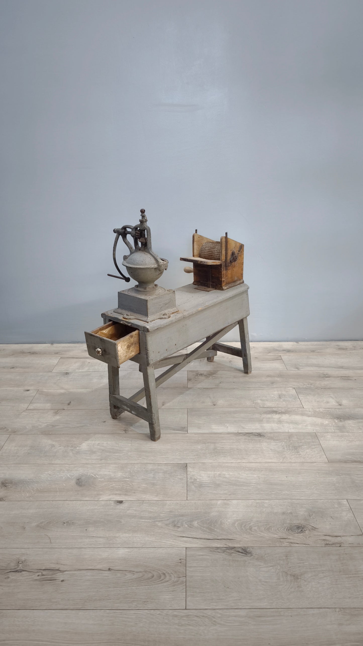 82404 Banchetto vintage in legno con macinino e grattuggia