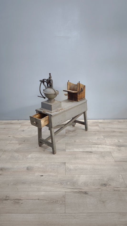 82404 Banchetto vintage in legno con macinino e grattuggia