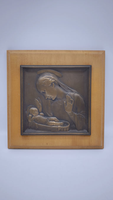 81976 Quadro in bronzo con base in legno firmato Mistruzzi, Natività