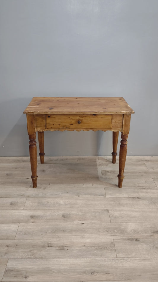 82477 Tavolo in legno con cassetto frontale
