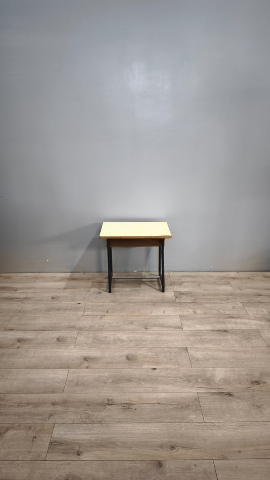 82586 Banchetto da scuola vintage con piano in formica gialla