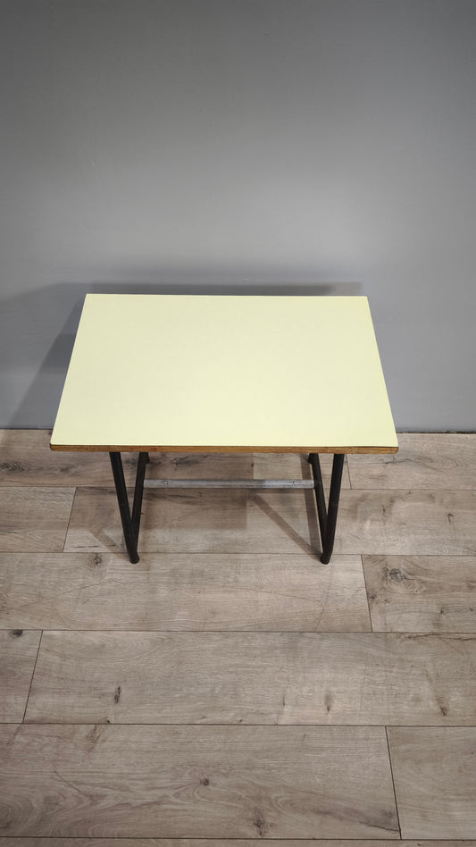 82586 Banchetto da scuola vintage con piano in formica gialla
