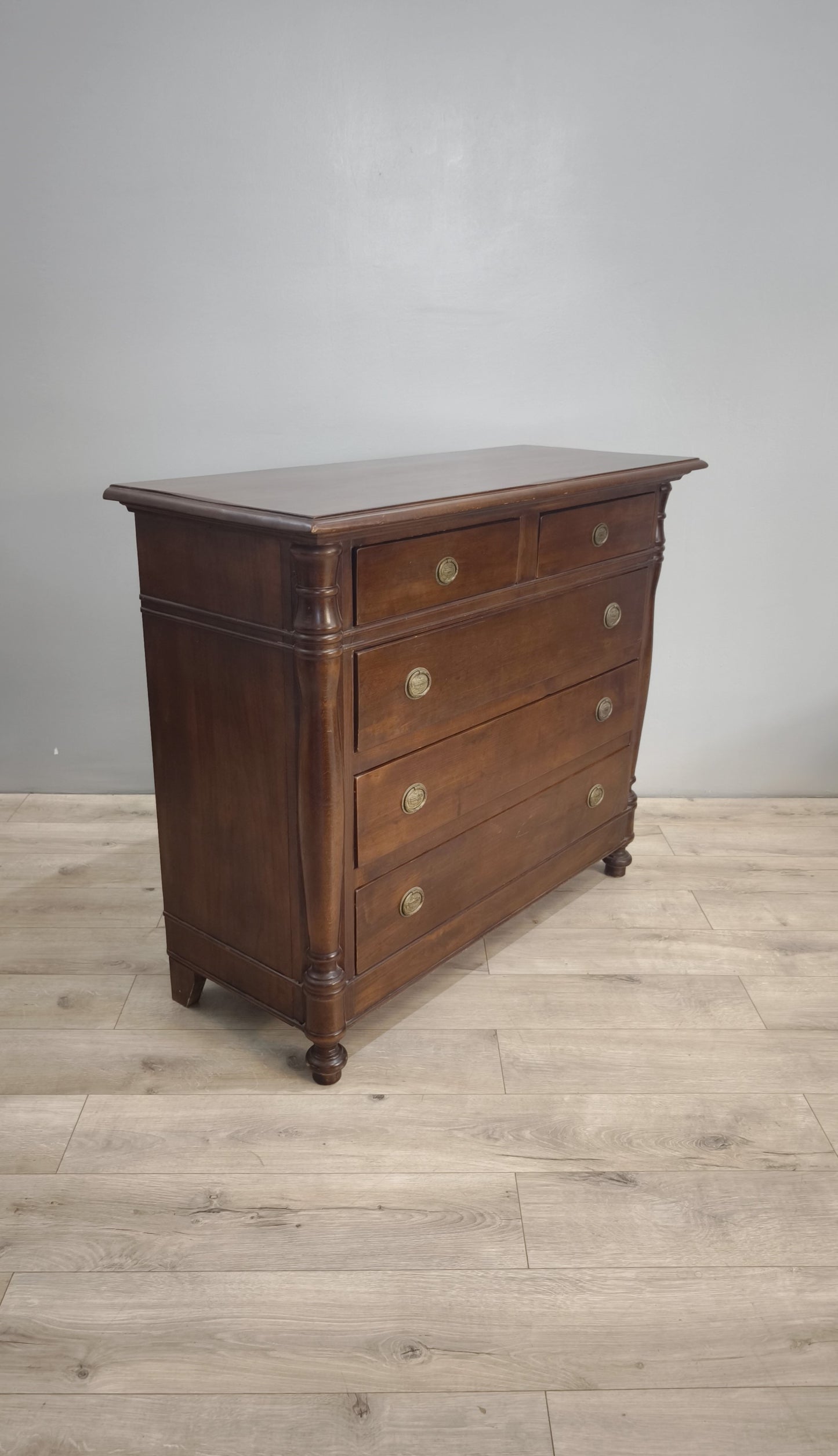 82766 Comò in legno massello con cinque cassetti