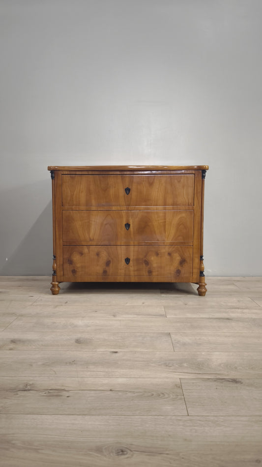 82931 Comò in legno massello con tre cassetti