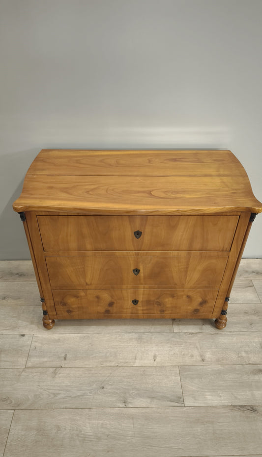 82931 Comò in legno massello con tre cassetti