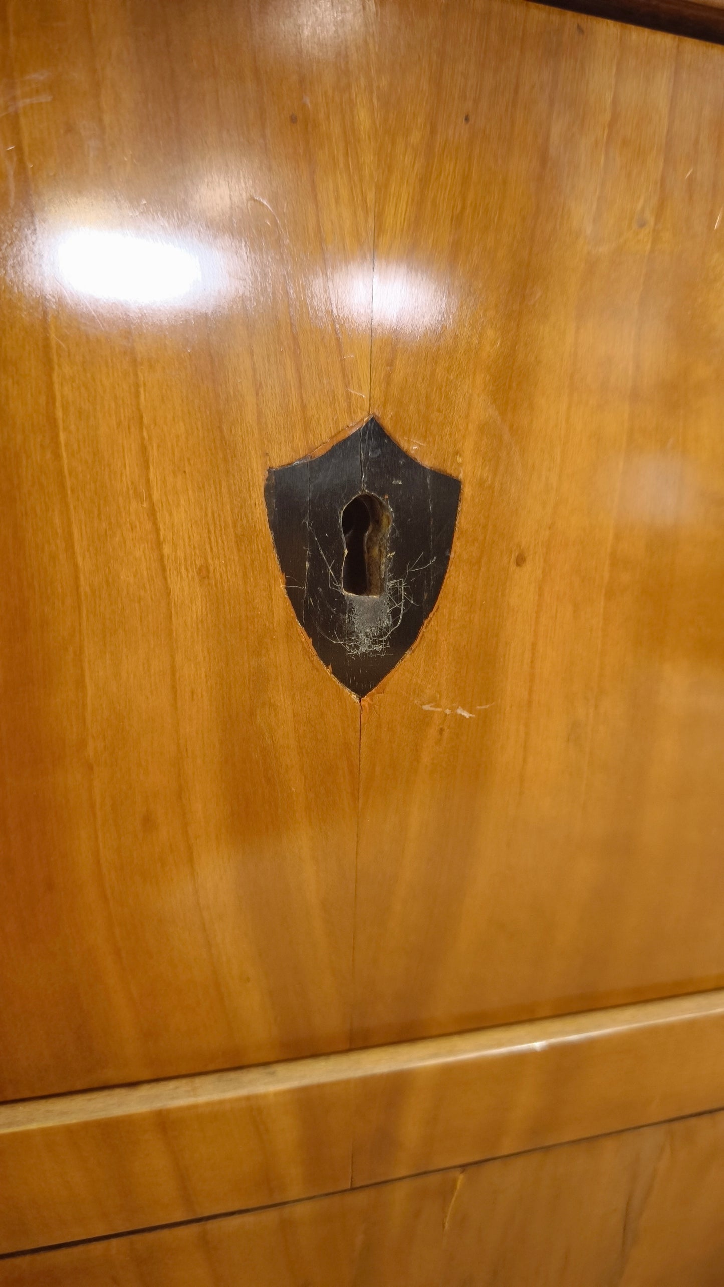 82931 Comò in legno massello con tre cassetti