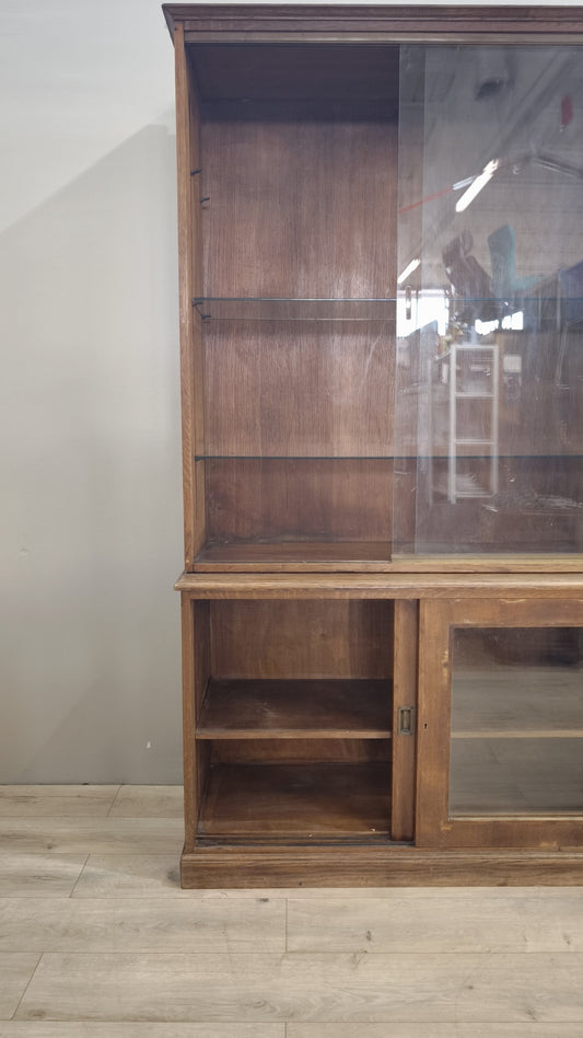 82934 Vetrina in legno con ante scorrevoli