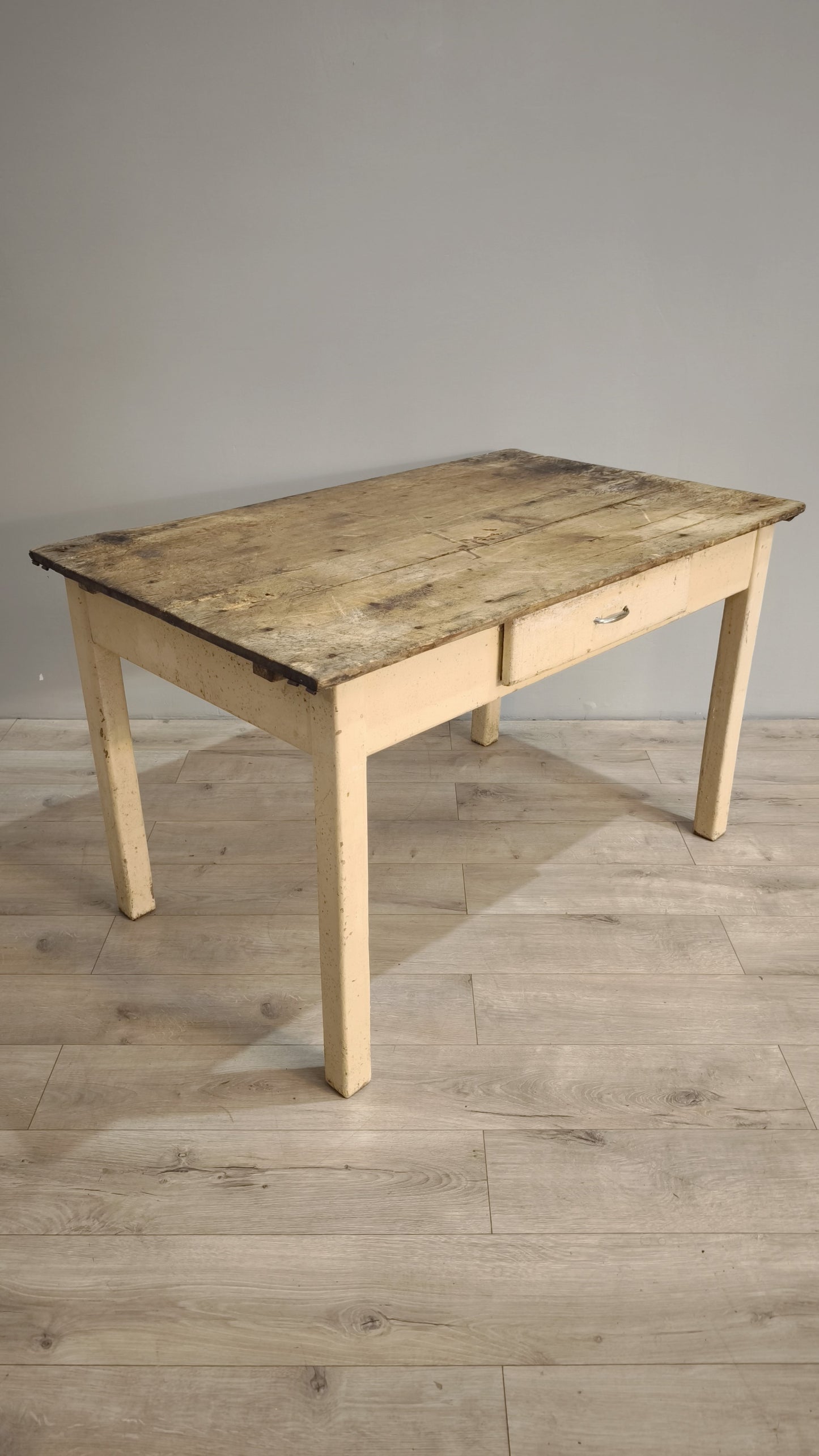 82928 Tavolo con base color panna e piano in legno grezzo