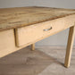 82928 Tavolo con base color panna e piano in legno grezzo