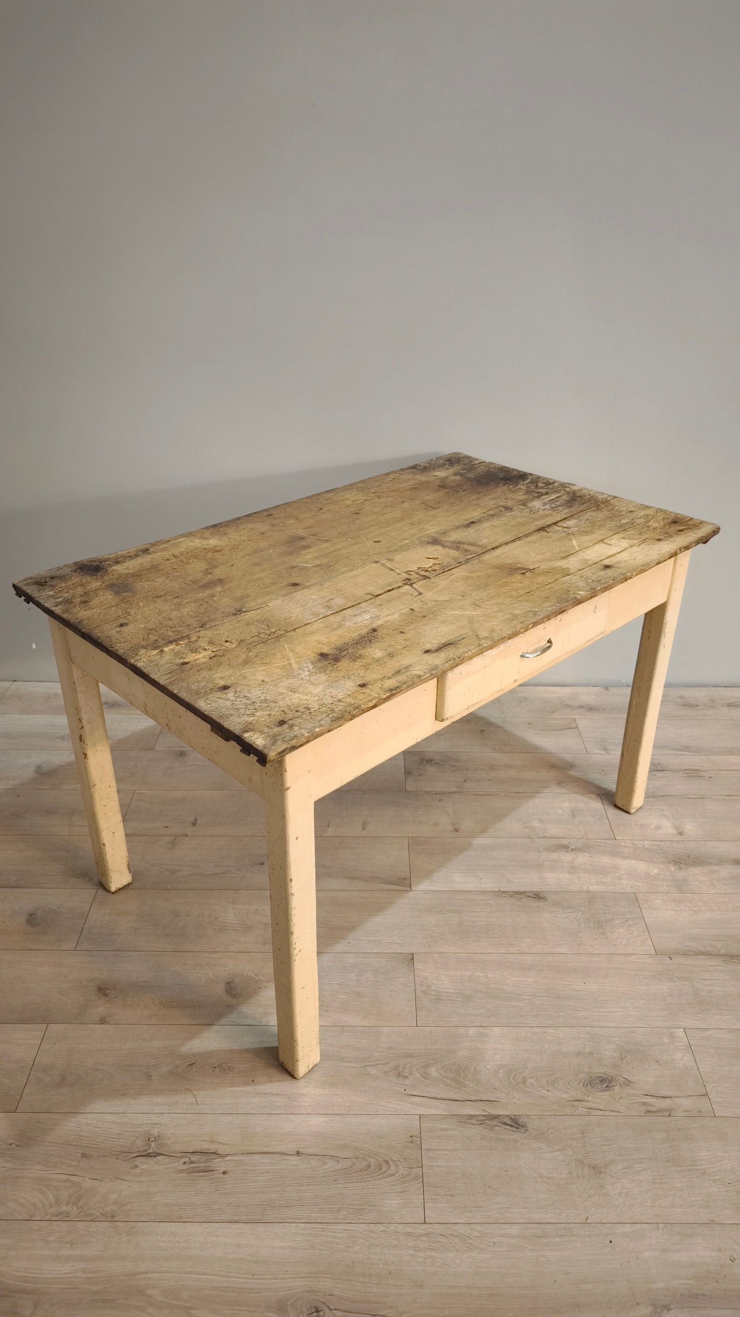 82928 Tavolo con base color panna e piano in legno grezzo