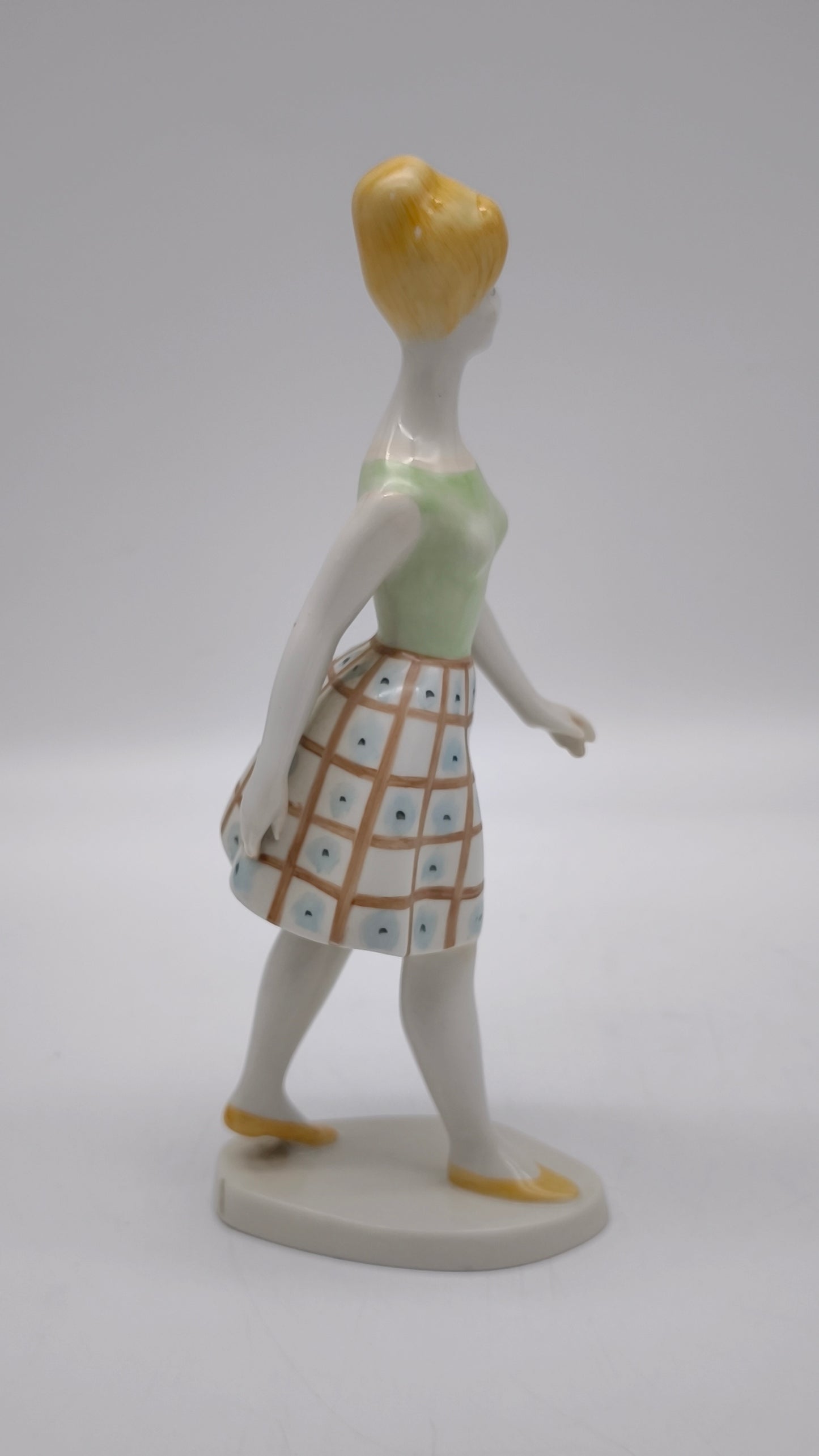 82872 Statuina fanciulla in ceramica Kezzell Festett