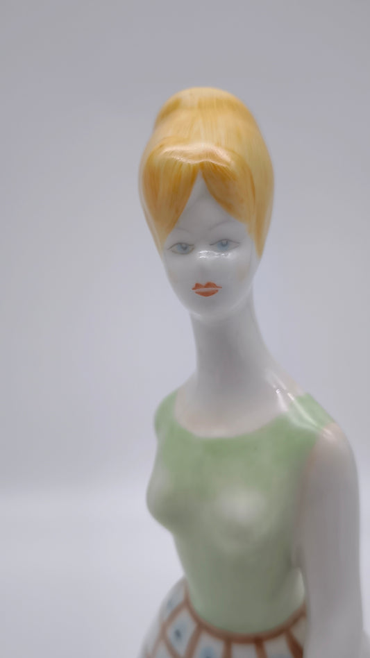 82872 Statuina fanciulla in ceramica Kezzell Festett