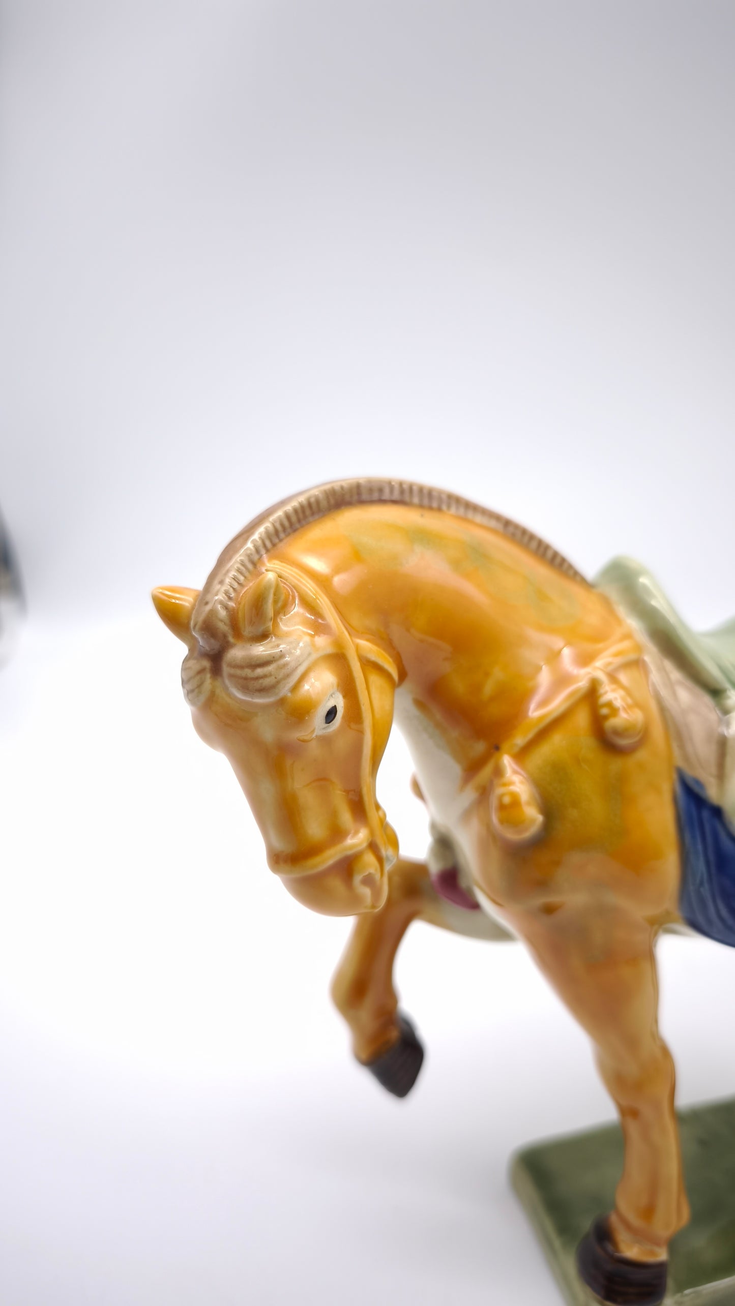 82704 Statuina cavallo in ceramica