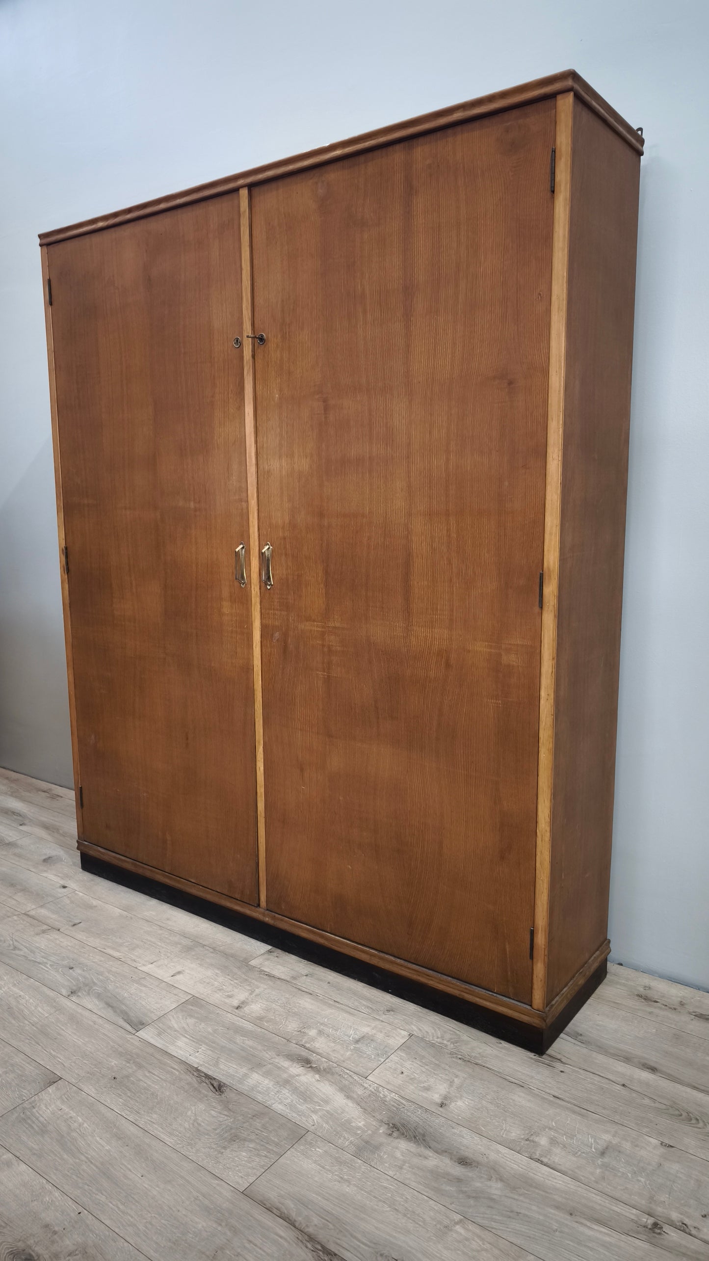 83267 Armadio due ante art déco in legno