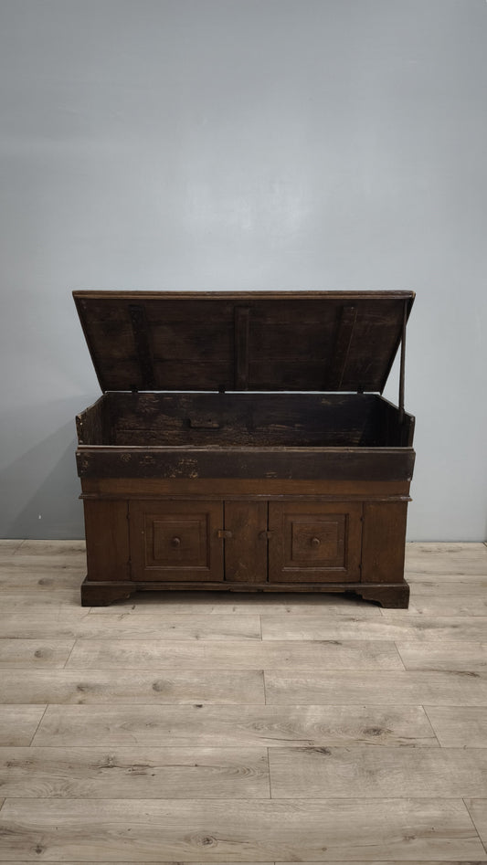 83675 Madia in legno massello con due sportelli