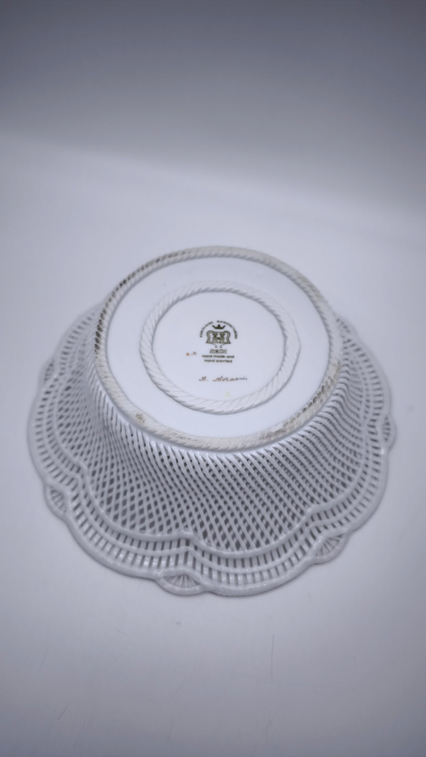 83766 Centrotavola in ceramica traforata Boan dipinto a mano