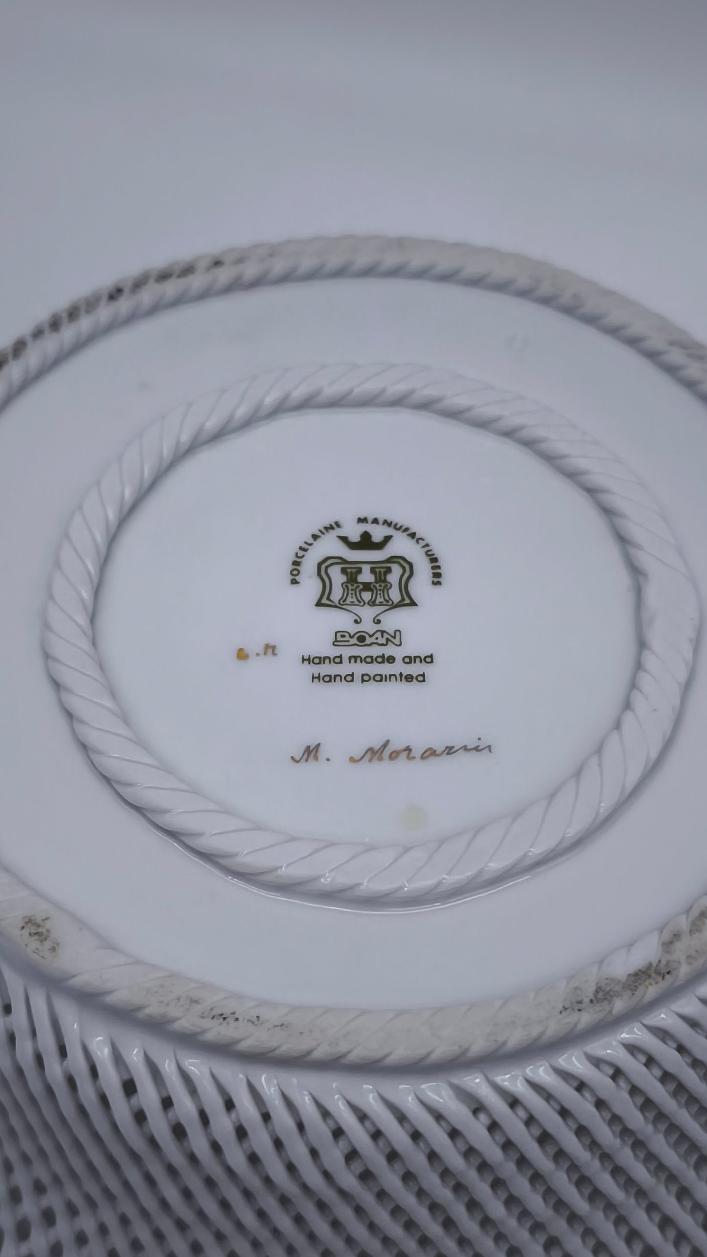83766 Centrotavola in ceramica traforata Boan dipinto a mano