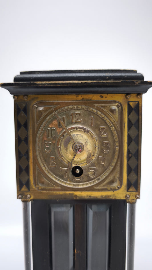 82874 Antico orologio da tavolo in legno con vetri molati