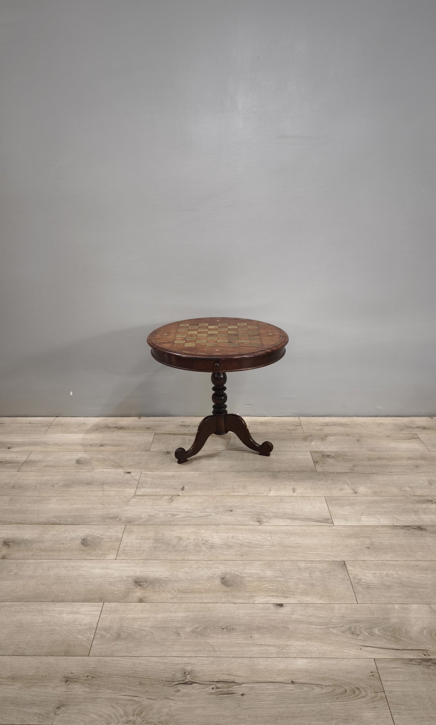84211 Tavolino da gioco rotondo in legno di teak con scacchiera