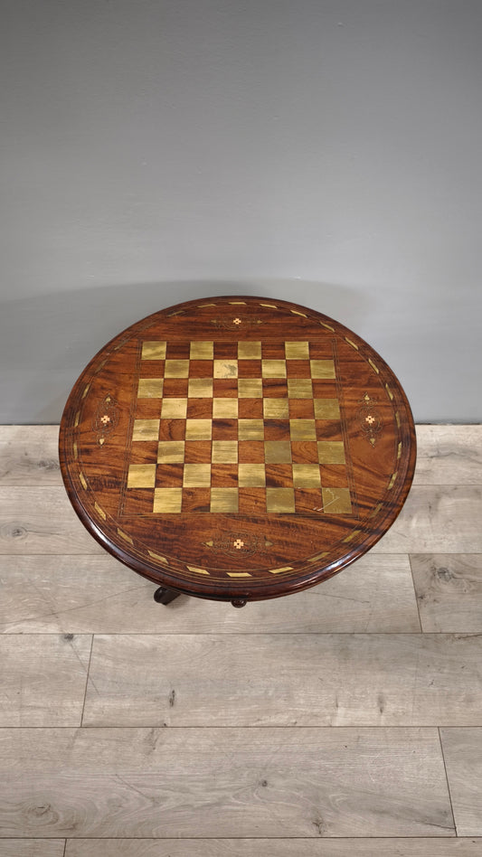 84211 Tavolino da gioco rotondo in legno di teak con scacchiera