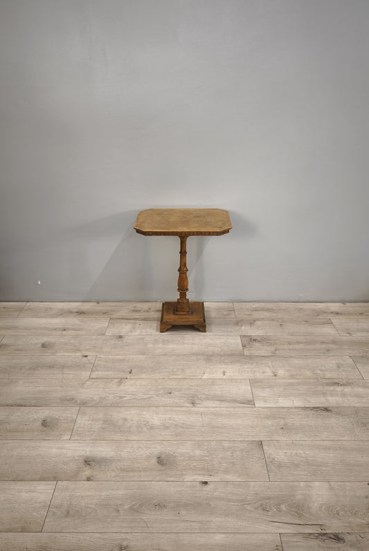 84212 Tavolino in legno con piano rettangolare e base quadrata