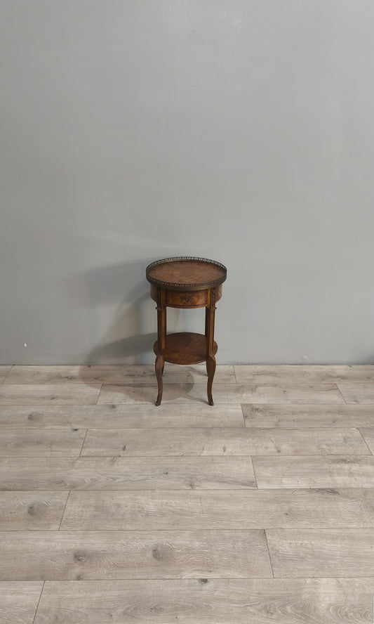 84222 Tavolino rotondo in legno intarsiato con doppio ripiano