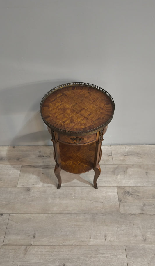 84222 Tavolino rotondo in legno intarsiato con doppio ripiano