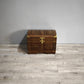 84214 Baule in legno di teak intarsiato con inserti in ottone