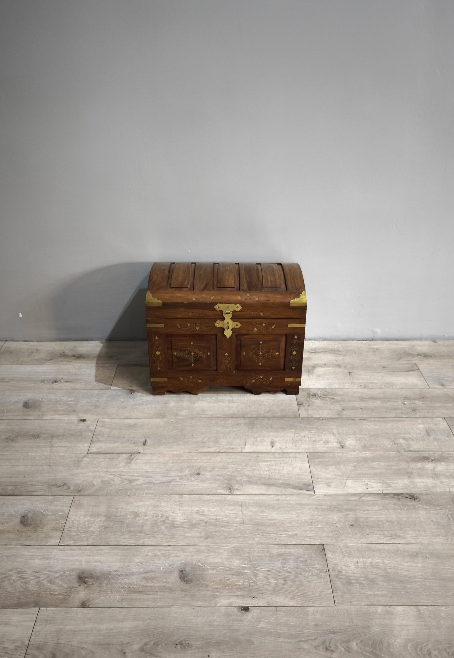 84214 Baule in legno di teak intarsiato con inserti in ottone