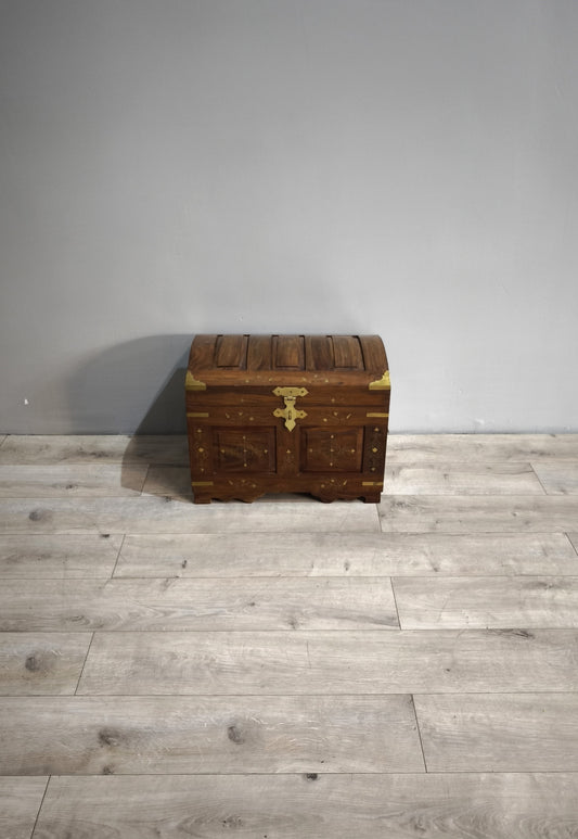 84214 Baule in legno di teak intarsiato con inserti in ottone