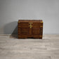 84214 Baule in legno di teak intarsiato con inserti in ottone