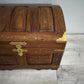 84214 Baule in legno di teak intarsiato con inserti in ottone