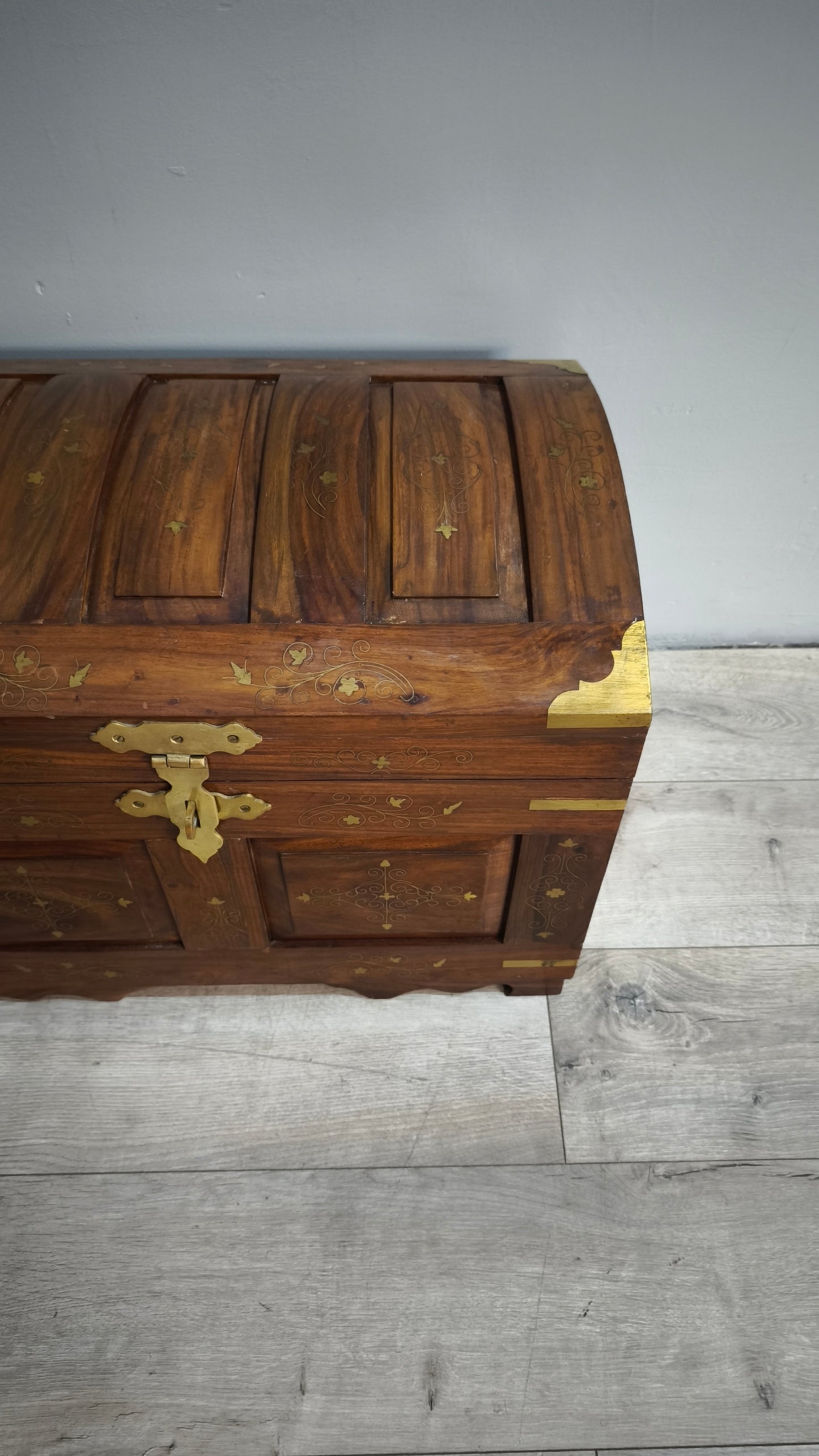 84214 Baule in legno di teak intarsiato con inserti in ottone