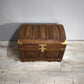 84214 Baule in legno di teak intarsiato con inserti in ottone