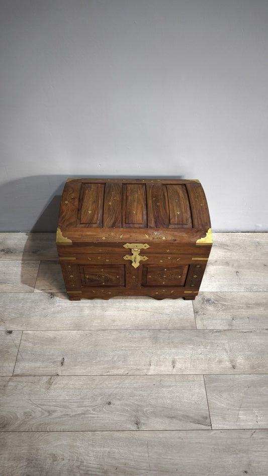 84214 Baule in legno di teak intarsiato con inserti in ottone