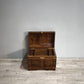 84214 Baule in legno di teak intarsiato con inserti in ottone
