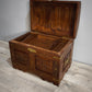 84214 Baule in legno di teak intarsiato con inserti in ottone