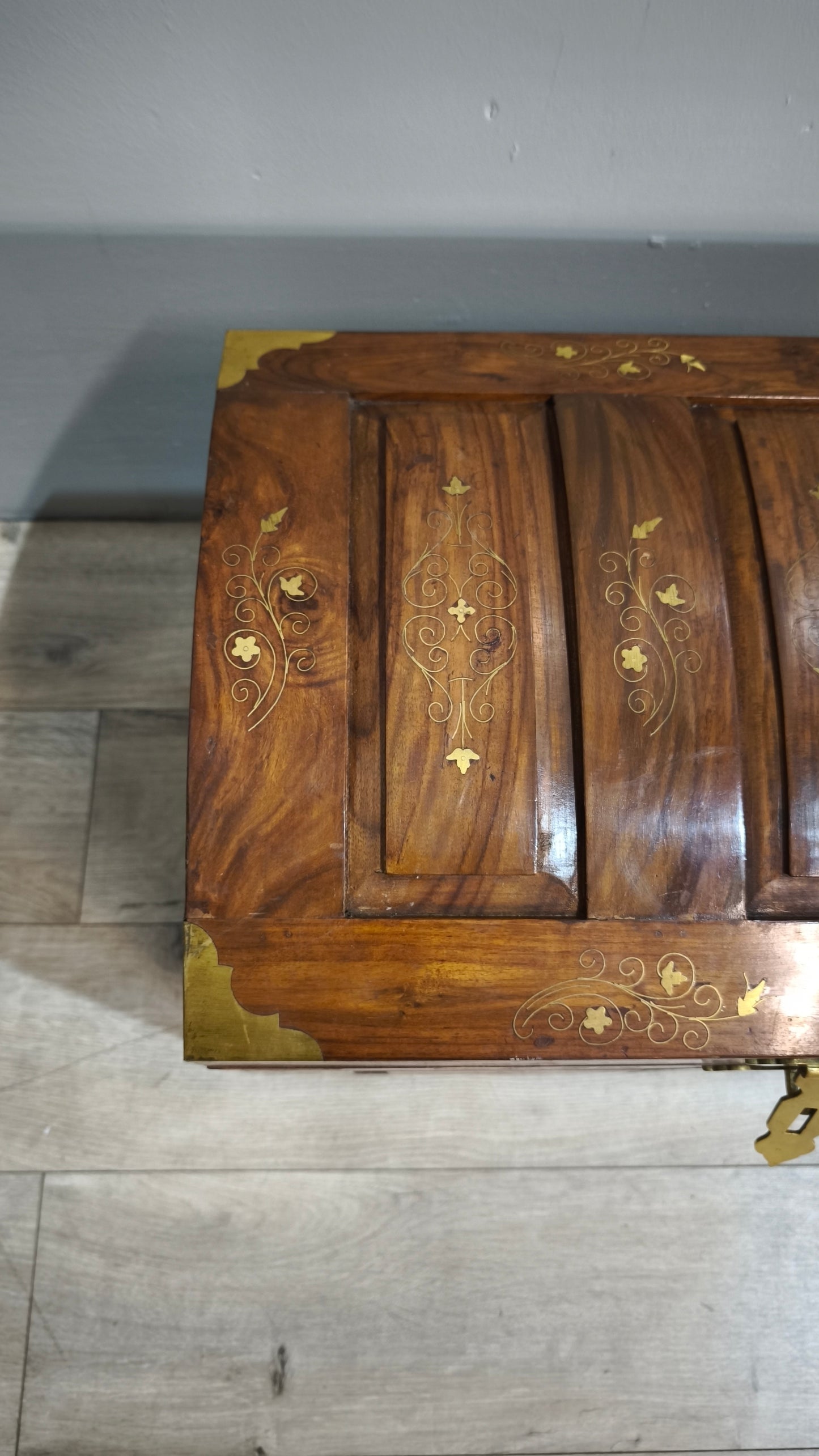 84214 Baule in legno di teak intarsiato con inserti in ottone